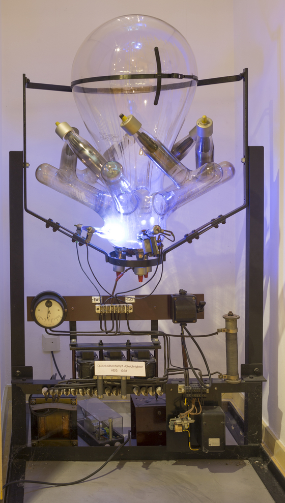Dieser Quecksilberdampfgleichrichter wurde für die Zugspitzbahn eingesetzt: Die Gleichstromübertragung ist ein technisches Werk voller Schönheit. (Bild: Museum für Energiegeschichte, Hannover)
