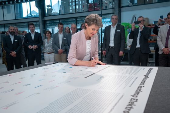 La Consigliera federale Simonetta Sommaruga firma il 16 maggio 2022 i nuovi obiettivi della Roadmap mobilità elettrica 2025 (foto: Ufficio federale dell’energia)